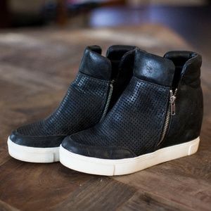 STEVE MADDEN LINQSP WEDGE TENNIS SHOE heel size 7